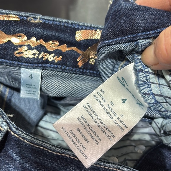 Seven7 Hayden Flare,High Rise,frayed hem,5 Pocket Belt Loop,zipper fly,sewn logo - Picture 9 of 9